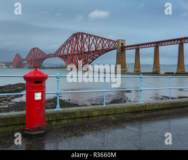 Die Forth Rail Bridge von South Queensferry mit Viktorianischen roten Briefkasten im Vordergrund. South Queensferry, Edinburgh, Schottland Stockfoto