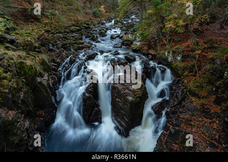 Schwarz Linn fällt auf den Fluss Braan. Die Eremitage, Perth und Kinross, Schottland Stockfoto