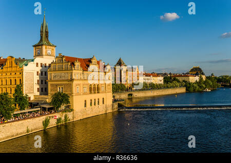 "Národní divadlo', das Nationaltheater als eine der wichtigsten tschechischen kulturellen Institutionen, durch die der Fluss "Moldau" in der Ferne zu sehen Stockfoto