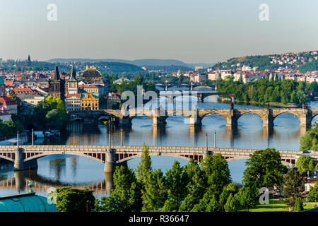 Vielen Brücken überqueren die den Fluss Vltava" in Prag Stockfoto