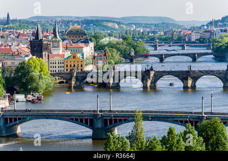 Vielen Brücken überqueren die den Fluss Vltava" in Prag Stockfoto