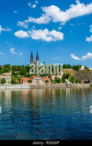 "Vyšehrad" mit der Kirche St. Peter und Paul, über die den Fluss Vltava gesehen' Stockfoto