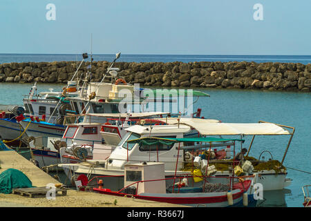 Kleine Fischerboote im Hafen von Lygia, Preveza, Epirus, GRIECHENLAND Zaloggo Stockfoto