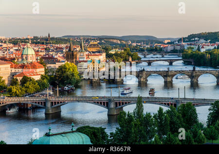 Vielen Brücken überqueren die den Fluss Vltava" in Prag Stockfoto