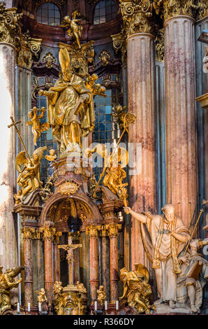 Innen- und Altar der St. Nikolaus Kirche in der Vorstadt 'Mala Strana", das Viertel unter dem 'Hradschin' Stockfoto