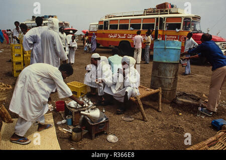 Sudan während der hungersnot Zeitraum Mai-Juni 1985. Dieses Bild durch den Sudan Reisen mit dem Bus 2018 gescannt. Stockfoto