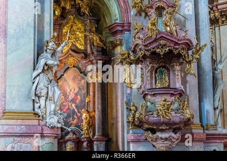 Innen- und Altar der St. Nikolaus Kirche in der Vorstadt 'Mala Strana", das Viertel unter dem 'Hradschin' Stockfoto