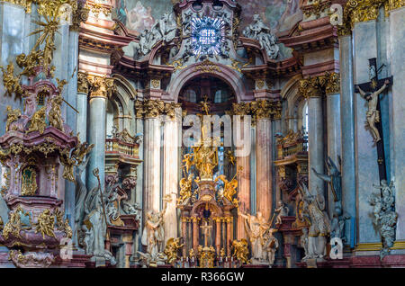 Innen- und Altar der St. Nikolaus Kirche in der Vorstadt 'Mala Strana", das Viertel unter dem 'Hradschin' Stockfoto