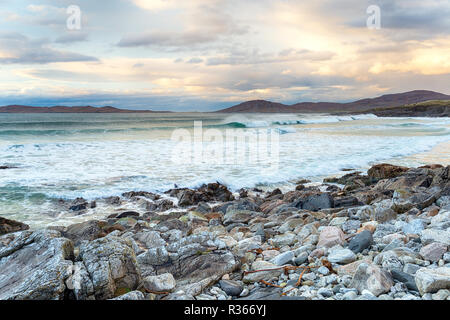 Wellen am Strand Traigh Lar in der Nähe von Seilebost auf der Isle of Harris in Schottland Stockfoto