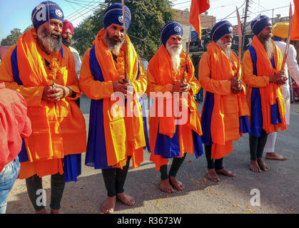 Indische Sikh devotees werden gesehen, Schwerter, wie sie Teil während der nagar Keertan (Prozession) in Chandigarh. Eine religiöse Prozession wurde in der Region vor der Geburtstag von Guru Nanak Dev, der Gründer der Sikh glauben, die über dem Land am 23. November gefeiert wird. Stockfoto