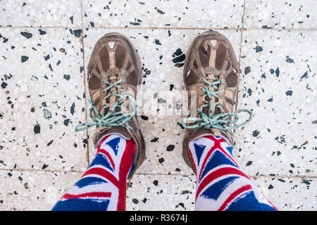 Auch verschlissene Trainer und Union Jack Socken auf strukturierten Hintergrund Stockfoto