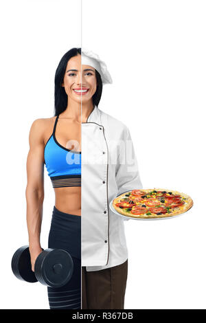 Muskulöse Frau in zwei Besetzungen von Fitness Coach und Pizza Maker auf weißem Hintergrund. Die eine Hälfte Fitness Coach holding Kurzhantel- und Pizzabäcker in Uniform holding Pizza auf der Platte auf andere. Stockfoto