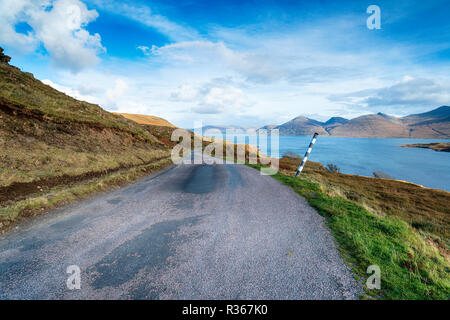 Die Küstenstraße auf der Isle of Mull in der Nähe von Acharonich und mit Blick über den Loch Na Keal zum Ben mehr Gebirge Stockfoto