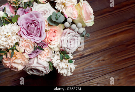 Ein Strauß Blumen auf einer hölzernen braunen Hintergrund. Kopieren Sie Platz. Stockfoto