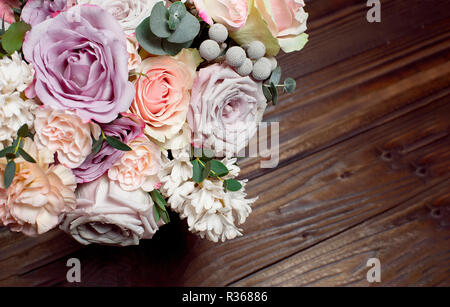 Ein Strauß Blumen auf einer hölzernen braunen Hintergrund. Kopieren Sie Platz. Stockfoto