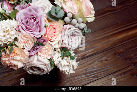 Ein Strauß Blumen auf einer hölzernen braunen Hintergrund. Kopieren Sie Platz. Stockfoto