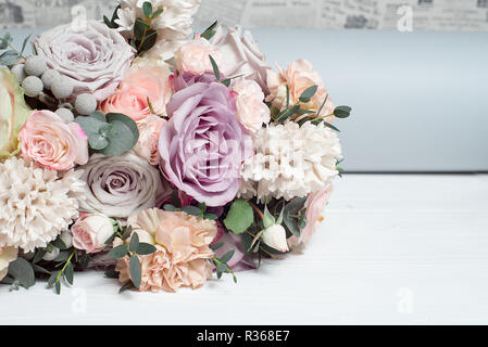 Ein Strauß Blumen auf einer hölzernen braunen Hintergrund. Kopieren Sie Platz. Stockfoto