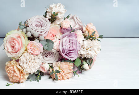 Ein Strauß Blumen auf einer hölzernen braunen Hintergrund. Kopieren Sie Platz. Stockfoto