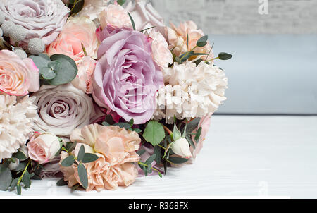 Ein Strauß Blumen auf einer hölzernen braunen Hintergrund. Kopieren Sie Platz. Stockfoto