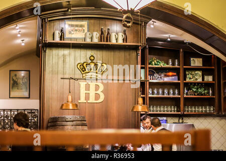 Kellner, Bartheke, hofbräuhaus Bier Halle Restaurant, typisch deutsch Konzept, München Deutschland, Bier Konzept, Hitlers NSDAP-Funktionen Stockfoto