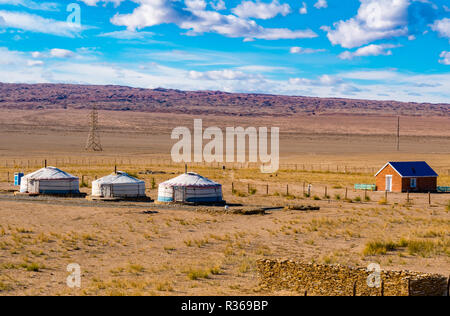 Luftaufnahme der mongolischen Ger auf der Steppe in der Nähe der Stadt Chowd in der Mongolei Stockfoto