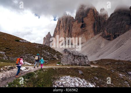 Familie - Mutter und zwei Töchtern Mädchen Schwestern Wanderer in den Bergen Dolomiten, Italien. Tre Cime di Lavaredo Stockfoto