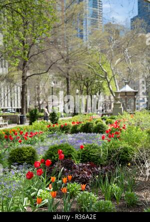 Rittenhouse Square, einem Garten und Park im Frühjahr im Stadtzentrum von Philadelphia, Philadelphia, Pennsylvania, USA Stockfoto