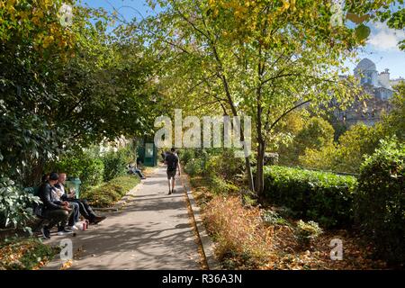 Die Menschen genießen die Promenade Plantee oder Coulee Verte Rene-Dumont, erhöhte Park im 12. Arrondissement, Paris, Frankreich Stockfoto