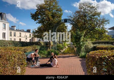 Die Menschen genießen die Promenade Plantee oder Coulee Verte Rene-Dumont, erhöhte Park im 12. Arrondissement, Paris, Frankreich Stockfoto