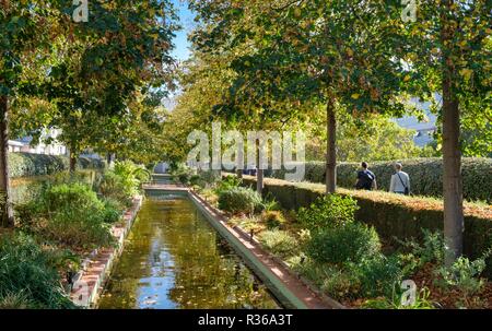 Die Menschen genießen die Promenade Plantee oder Coulee Verte Rene-Dumont, erhöhte Park im 12. Arrondissement, Paris, Frankreich Stockfoto