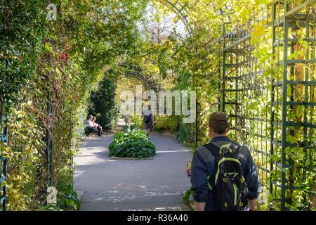 Die Menschen genießen die Promenade Plantee oder Coulee Verte Rene-Dumont, erhöhte Park im 12. Arrondissement, Paris, Frankreich Stockfoto
