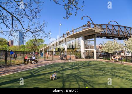 Schuylkill River Park Dog Park in Fitlers Square Nachbarschaft, im Hintergrund die Skyline von Philadelphia, Philadelphia, Pennsylvania, USA Stockfoto