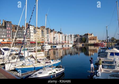 Honfleur Hafen mit Booten und Fischer, Normandie, Frankreich Stockfoto