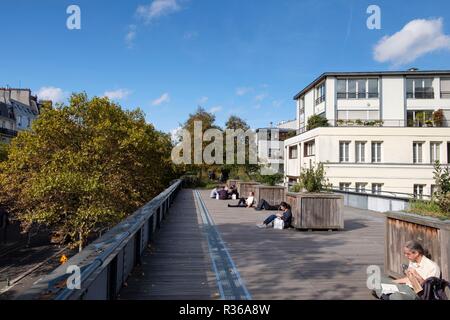 Die Menschen genießen die Promenade Plantee oder Coulee Verte Rene-Dumont, erhöhte Park im 12. Arrondissement, Paris, Frankreich Stockfoto