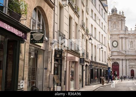 Marais Strasse mit Kirche und Geschäfte, Paris, Frankreich, Stockfoto