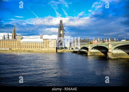 Das Parlament und den Big Ben Clock Tower unter Reparatur und Wartung, London, England, Vereinigtes Königreich Stockfoto