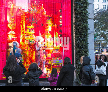 NEW YORK, USA, 20. Nov 2018. Passanten stoppen ein Fenster der Bergdorf Goodman luxus Kaufhaus in Midtown Manhattan zu bewundern. Foto von Enrique Ufer Stockfoto