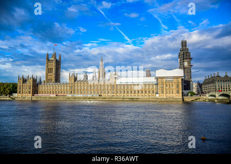 Das Parlament und den Big Ben Clock Tower unter Reparatur und Wartung, London, England, Vereinigtes Königreich Stockfoto