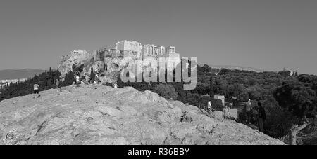 Athen, Griechenland - Juni 9, 2018: Panorama der Touristen Posieren vor der Akropolis von Athen, Griechenland auf einem felsigen Hügel über der Akropolis rock Stockfoto