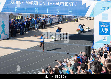 36. Athen authentische Marathon. Tiruneh Workneh Tesfa aus Äthiopien Kreuzung 2. die Ziellinie im Stadion Panathenaic Stockfoto