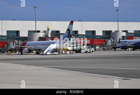 Larnaca, Zypern - November 6. 2018. Flugzeuge der Norwegian Air und Blue Air Stockfoto