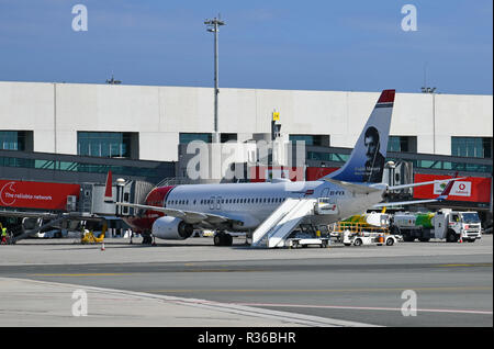 Larnaca, Zypern - November 6. 2018. Flugzeuge der Norwegian Air mit einem Porträt von Freddie Mercury Stockfoto