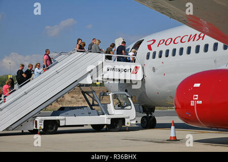 Larnaca, Zypern - November 6. 2018. Die Passagiere betreten des Flugzeugs. Rossiya Fluggesellschaft Stockfoto