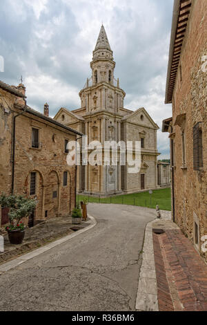 Blick auf die Wallfahrtskirche der Madonna di San Biagio. Straße mit Blick auf die Kirche Madonna di San Biagio in Mpntepulciano, Toskana, Italien Stockfoto