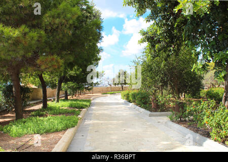 VALLETTA, MALTA SEPTEMBAR 26, 2017-Pfad in der Hastings Gardens in Valletta Stockfoto