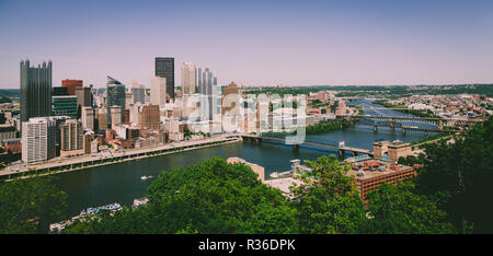 Blick auf die Skyline von Downtown Pittsburgh Monongahela River Stockfoto