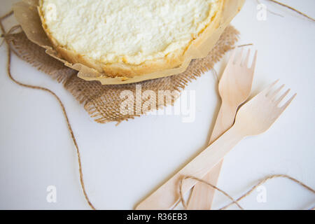 Käse Auflauf auf Pergament mit Zweige grüne Basilikum Stockfoto