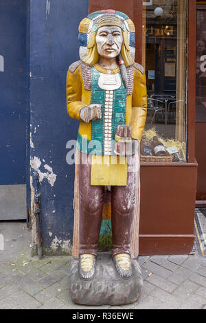 Ein verfallenes Zigarrenladen Indische, ursprünglich ein tabakwarenhändler Advert, außerhalb eines Shop in Edinburgh. Stockfoto