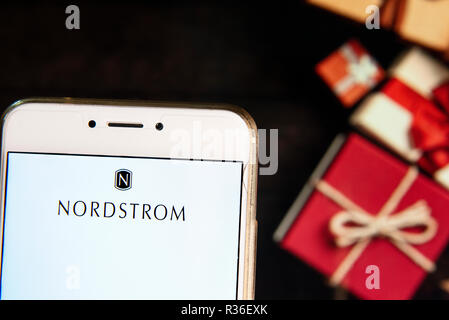 Amerikanische Kette von Luxus Schmuck Kaufhaus unternehmen Nordstrom Logo ist auf ein Android mobiles Gerät mit Weihnachten gesehen Gaben im Hintergrund gewickelt. Stockfoto