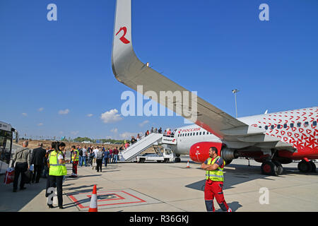 Larnaca, Zypern - November 6. 2018. Die Passagiere betreten des Flugzeugs. Rossiya Fluggesellschaft Stockfoto